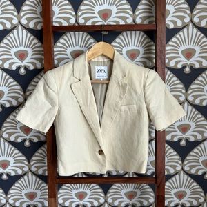 Elevate style with this XS Zara blazer!